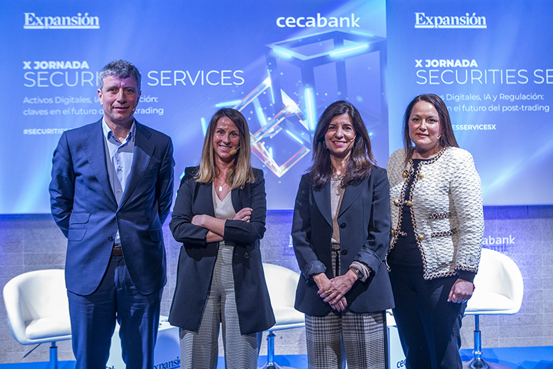 From left to right: Salvador Mas, CEO of GPTadvisor, María Vidal, partner at finReg360, Laura Comas, Board Member of CaixaBank AM and Director of Private Banking Development and Transformation at CaixaBank, and Aurora Cuadros, Corporate Director of Securities Services at Cecabank.