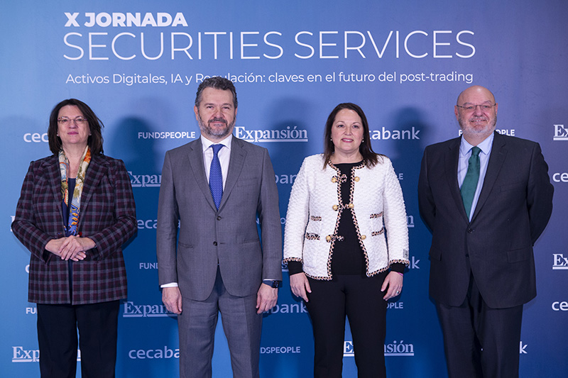 Da esquerda para a direita: Ana I. Pereda, diretora da Expansión, Rodrigo Buenaventura, presidente da CNVM, Aurora Cuadros, diretora corporativa de Securities Services do Cecabank, e José M.ª Méndez, CEO do Cecabank.